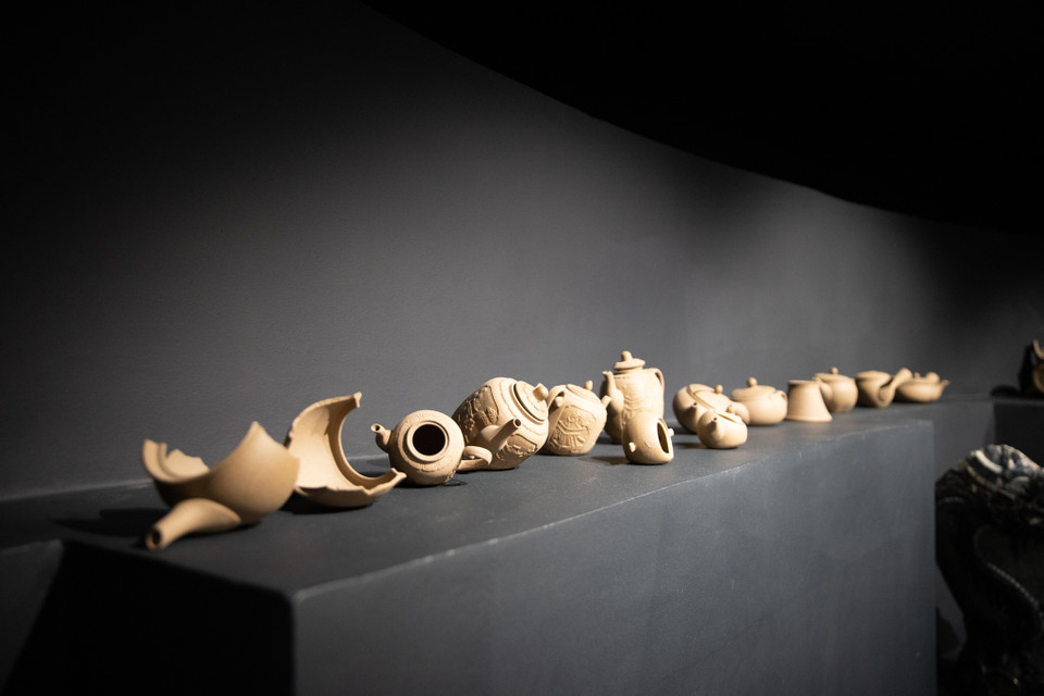 Hiện tại ngoài những sản phẩm gốm độc đáo, bảo tàng đang lưu trữ những mẫu vật trong quá trình nghiên cứu để tạo ra sản phẩm cuối cùng. Không chỉ tham quan, tìm hiểu về chuyện nghề làm gốm mà du khách tới đây còn được trải nghiệm chính tay mình hóa thân làm nghề nặn gốm. (Ảnh: Hoài Nam/Vietnam+)