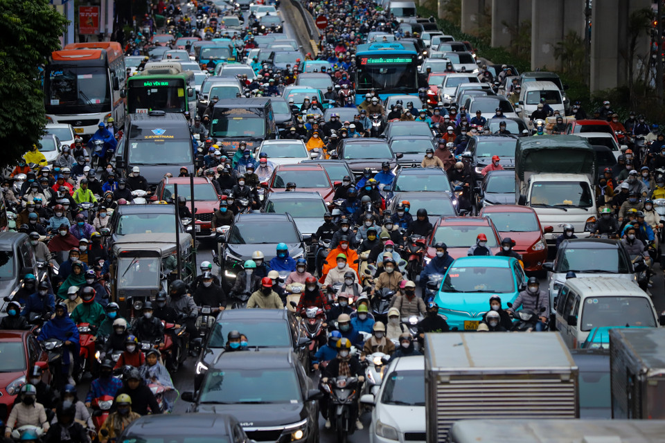 Đến khoảng 7 giờ 30 tại khu vực gần hầm chui Thanh Xuân các phương tiện “chôn chân” dưới trời mưa rét. (Ảnh: Hoài Nam/Vietnam+)