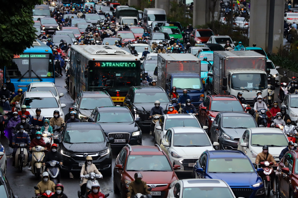 Dòng phương tiện nhích từng centimet di chuyển trên đường. (Ảnh: Hoài Nam/Vietnam+)