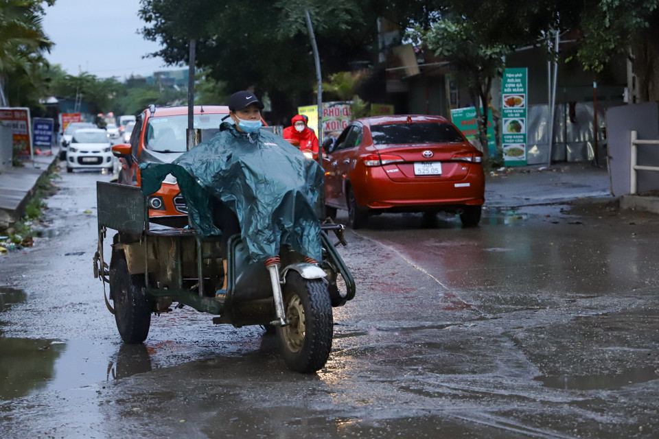 Hà Nội cũng đã có mưa từ sáng sớm. Từ gần sáng 3/1 gió Đông Bắc mạnh lên cấp 3. Trời rét. Nhiệt độ thấp nhất 16-18 độ C. Nhiệt độ cao nhất 19-21 độ C. (Ảnh: Hoài Nam/Vietnam+)