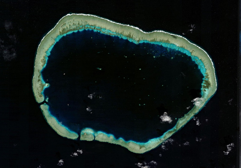 Ảnh chụp vệ tinh bãi Đá Vành Khăn (Mischief Reef) năm 2012.