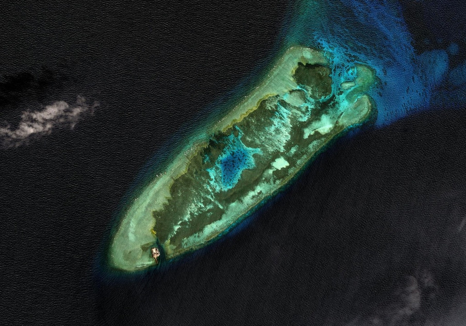 Những hình ảnh chụp từ vệ tinh đối với 4 đảo nhân tạo Trung Quốc xây dựng ở Biển Đông do Trung tâm Nghiên cứu Quốc tế và Chiến lược (CSIS) cung cấp mới đây cho thấy rõ mức độ tàn phá san hô do hoạt động xây dựng các đảo này. Trong ảnh là hình chụp vệ tinh bãi đá Chữ Thập (Fiery Cross Reef) vào năm 2006.