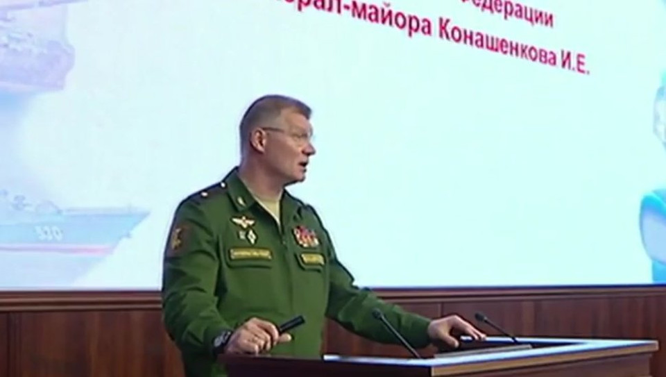 Bộ Quốc phòng Nga ngày 24/9 tuyên bố tên lửa S-200 của Syria bắn trúng máy bay trinh sát Il-20 của Nga ở ngoài khơi Syria ban đầu nhằm vào máy bay chiến đấu F-16 của Israel. Trong ảnh, thiếu tướng Igor Konashenkov, người phát ngôn Bộ Quốc phòng Nga, cung cấp thông tin vụ Il-20 bị bắn hạ cho báo chí (Nguồn: RT)