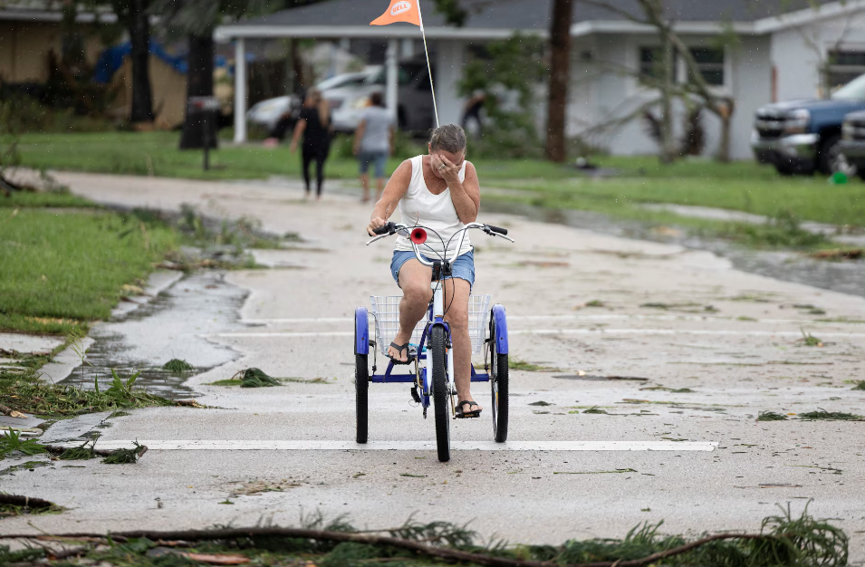 Một người dân ở Fort Myers, Florida, bật khóc khi thấy tài sản bị bão quét sạch (Nguồn: Reuters)