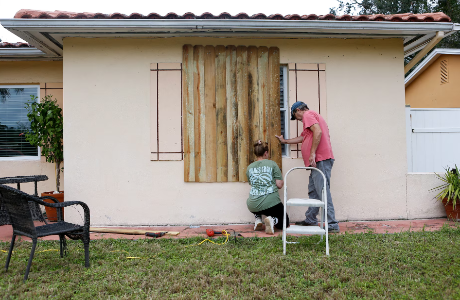 Người dân Florida bảo vệ nhà cửa trước khi bão Milton đổ bộ (Ảnh: Reuters)