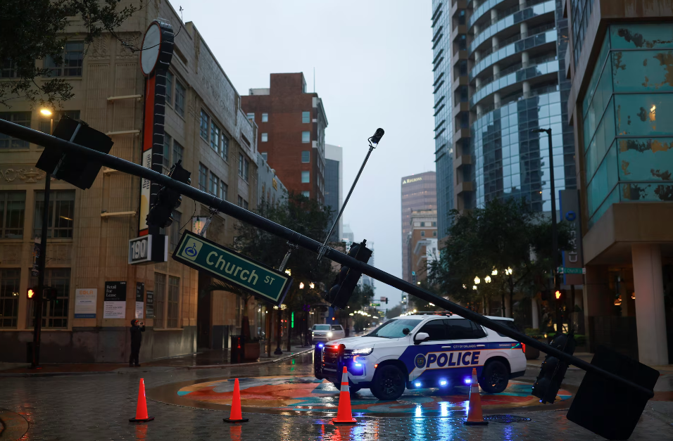Bão Milton làm đổ nhiều cột đèn giao thông ở Orlando (Nguồn: Reuters)