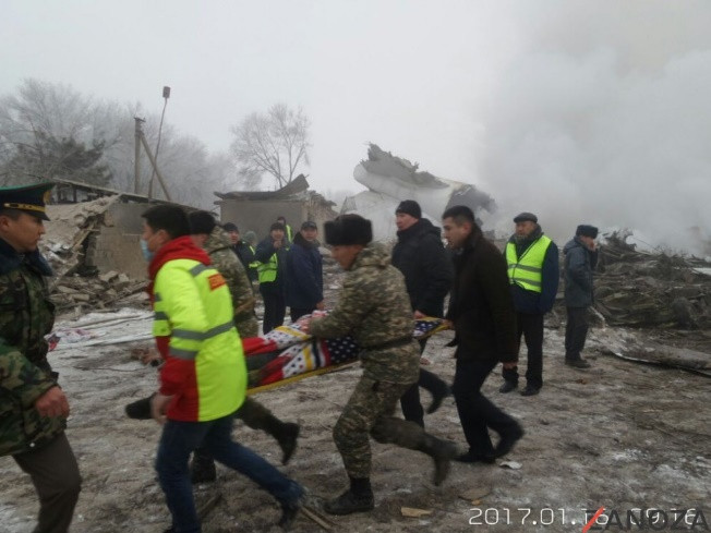 Hãng Turkish Airlines cho biết chiếc máy bay thực hiện chuyến bay từ Istanbul đi Bishkek trong khi nhân viên Bộ Tình trạng khẩn cấp Kyrgyzstan cho biết chiếc máy bay bay từ Hong Kong.