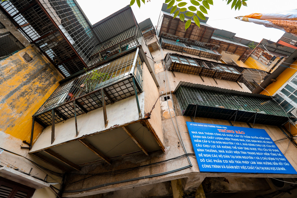 Khu tập thể Thành Công (Ba Đình, Hà Nội) được đánh giá mức độ nguy hiểm cao nhất, có thể sập bất cứ lúc nào, phải phá dỡ để xây lại. Tuy nhiên, nhiều hộ dân vẫn bám trụ, chưa chuyển đến nơi ở mới. (Ảnh: Hoài Nam/Vietnam+)