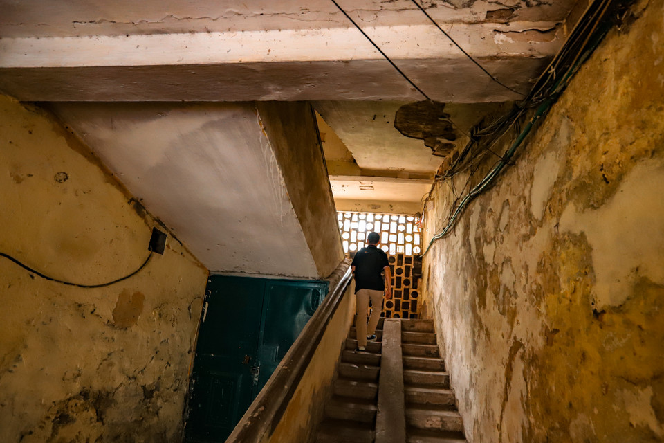 Khu tập thể này đã được dán cảnh báo, xác định mức độ nguy hiểm D, không còn khả năng sử dụng bình thường nhưng nhiều hộ dân vẫn chưa chịu di dời về khu tạm cư. (Ảnh: Hoài Nam/Vietnam+)