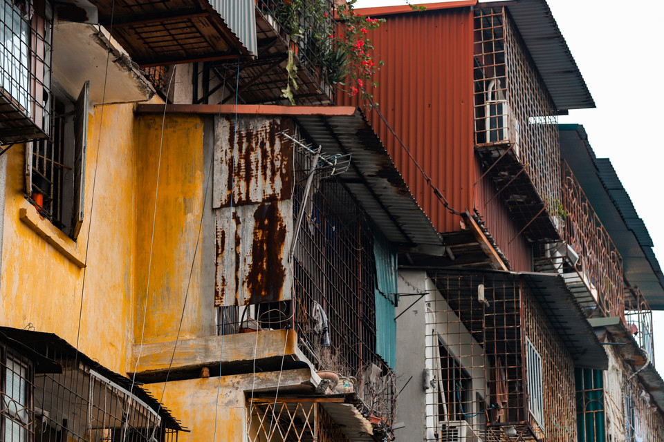 Các căn hộ tại đây bị cơi nới chằng chịt, ‘chuồng cọp’ chất chồng lên nhau, việc đảm bảo an toàn phòng cháy chữa cháy luôn là mối lo ngại. (Ảnh: Hoài Nam/Vietnam+)