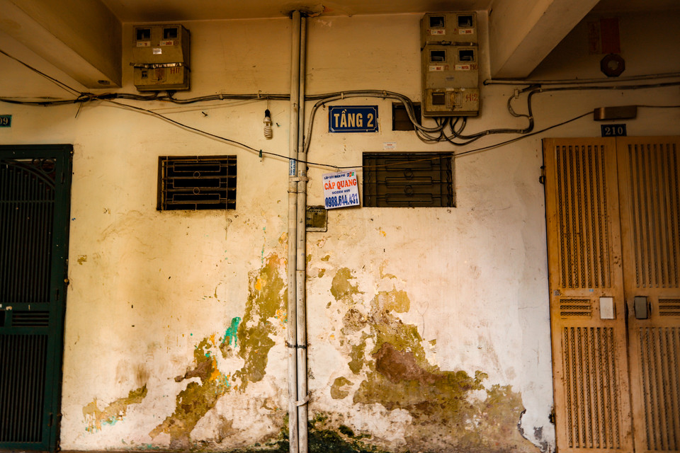 Uỷ ban nhân dân phường Giảng Võ đã nghiêm cấm mọi hoạt động kinh doanh, cho thuê, cho mượn để ở hoặc sử dụng vào các mục đích khác tại đơn nguyên nhà C8. (Ảnh: Hoài Nam/Vietnam+)