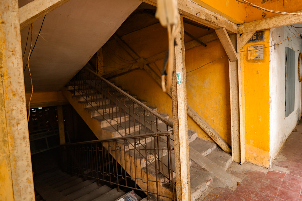 Tập thể C8 Giảng Võ (Ba Đình, Hà Nội) được xây dựng năm 1979, hiện tại được chống đỡ bằng khung sắt cho cả 5 tầng. (Ảnh: Hoài Nam/Vietnam+)