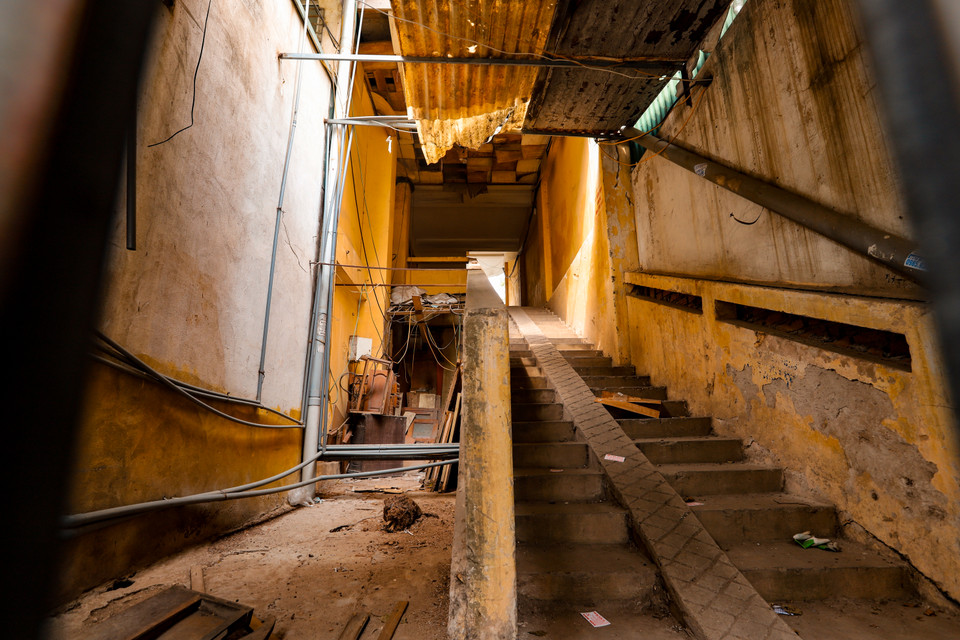 Cổng và cầu thang của khu vực cầu thang đơn bên phải đã cửa đóng then cài tại đơn nguyên 1 khu tập thể 51 Huỳnh Thúc Kháng. (Ảnh: Hoài Nam/Vietnam+)