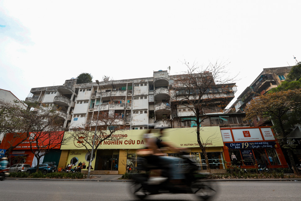 Khu tập thể số 51 Huỳnh Thúc Kháng (Đống Đa, Hà Nội) được xây dựng năm 1991 gồm 5 tầng - được chia thành 2 đơn nguyên 1 và 2 với tổng số là 42 hộ tương đương 42 căn hiện nay cũng xếp trong diện nguy hiểm cấp độ D và một phần người dân đã di dời. (Ảnh: Hoài Nam/Vietnam+)