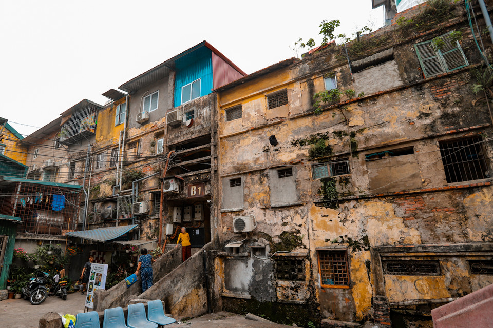 Khu tập thể trong ngõ Văn Chương (Đống Đa, Hà Nội) cũng trong tình trạng xuống cấp nghiêm trọng, từ mặt tiền tới bên trong đều bong tróc, rêu phong. (Ảnh: Hoài Nam/Vietnam+)