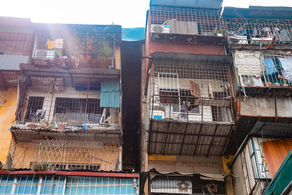 Đặc biệt, tại điểm tiếp giáp giữa hai tòa đơn nguyên 1 và đơn nguyên 2 tòa G6A đã xuất hiện vết tách rộng hơn 1m, nhiều móc sắt được sử dụng để chống đỡ, tất cả cho thấy không còn đảm bảo an toàn.