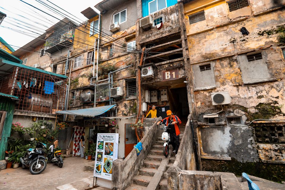 Các khu tập thể là một phần của di sản kiến trúc đô thị Hà Nội, góp phần làm nên nét độc đáo của thành phố cả về cảnh quan và văn hóa tuy nhiên một số nơi đã xuống cấp nghiêm trọng và nguy hiểm đến tính mạng người dân. (Ảnh: Hoài Nam/Vietnam+)
