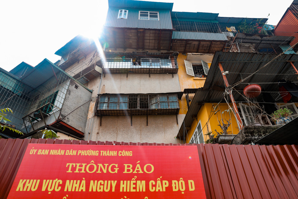 Biển cảnh báo đã được treo quanh khu vực khu tập thể này, hạn chế người dân di chuyển qua vì tòa nhà có thể sập bất cứ lúc nào. (Ảnh: Hoài Nam/Vietnam+)