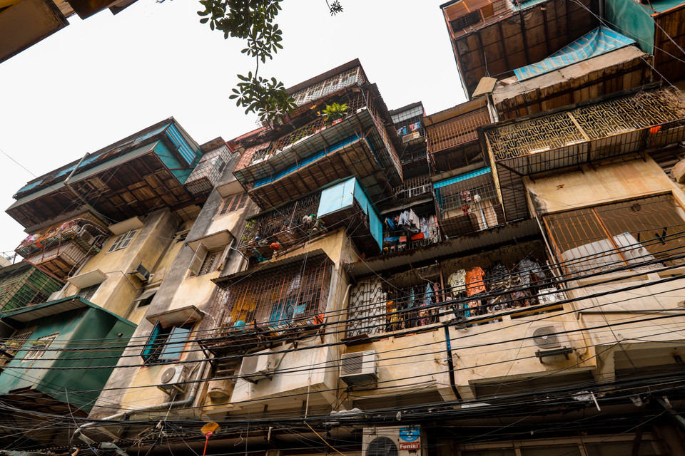 Một số hộ dân sống tại đây, bất chấp nguy hiểm vẫn cơi nới thêm các 'chuồng cọp' dù hệ thống dầm, cột chịu lực đã hư hỏng, nứt lún nghiêm trọng. (Ảnh: Hoài Nam/Vietnam+)