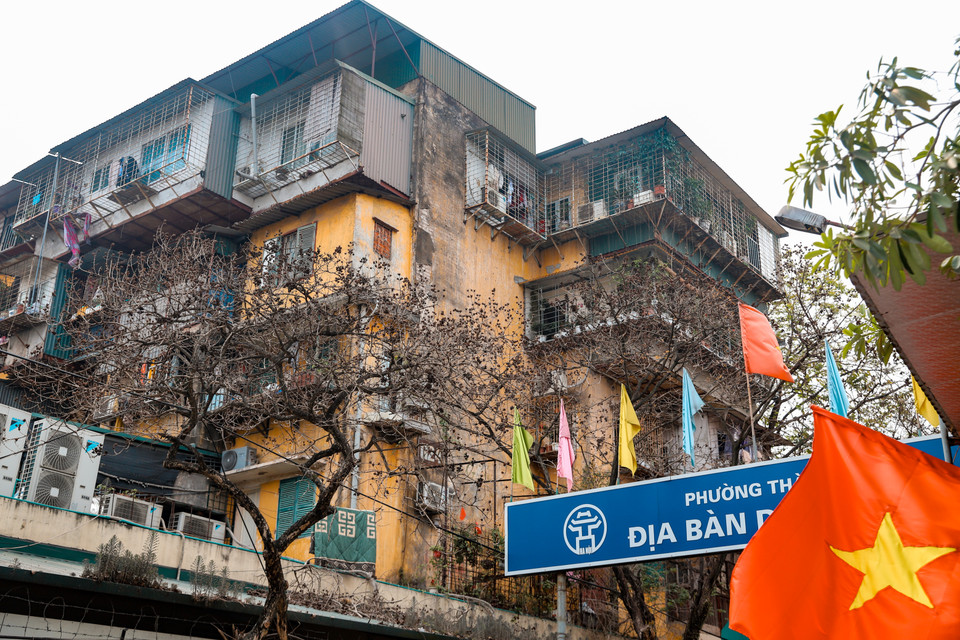 Theo Sở Xây dựng Hà Nội, thành phố có khoảng 1.600 nhà chung cư cũ. Các chung cư này được xây dựng giai đoạn từ năm 1960 đến 1992, quy mô 2-5 tầng, kết cấu tường gạch, bê tông lắp ghép. (Ảnh: Hoài Nam/Vietnam+)