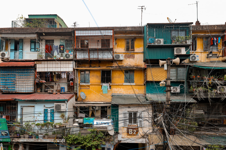 Việc cơi nới, xây dựng thêm các ‘chuồng cọp’ ở các khu nhà hiện nay vẫn diễn ra, mặc dù thành phố đã lấy ý kiến người dân ở đây về việc xây dựng lại khu tập thể này nhưng đến nay vẫn chưa thể triển khai được… (Ảnh: Hoài Nam/Vietnam+)
