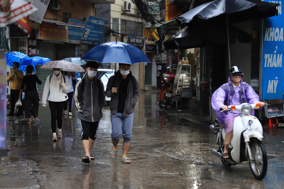 Theo Trung tâm Dự báo Khí tượng Thủy văn Quốc gia, ảnh hưởng của không khí lạnh tăng cường kết hợp với hoàn lưu cơn bão số 6 và nhiễu động trong đới gió Đông nên trong hôm nay (20/10), Đông Bắc Bộ trong đó có Hà Nội mưa vừa, mưa to, cục bộ có nơi mưa rất to và dông. (Ảnh: Hoài Nam/Vietnam+)