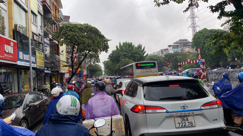 Theo Trung tâm Dự báo khí tượng thủy văn Quốc gia, thời tiết lạnh kèm theo mưa sẽ tiếp diễn đến hết ngày thứ Sáu. Cuối tuần có nắng và nền nhiệt dao động từ 23 độ C đến 31 độ C. (Ảnh: Đoạn đường Kim Ngưu chật cứng người lưu thông. Nguồn: PV/Vietnam+)