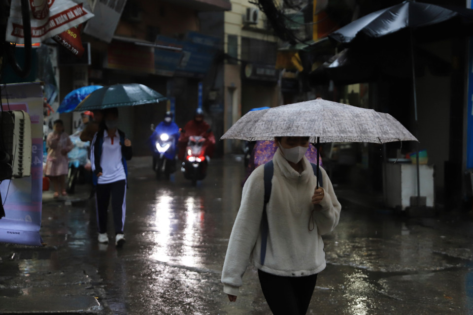 Những người ra đường từ sớm có thể cảm nhận rất rõ cái lạnh đầu mùa. (Ảnh: Hoài Nam/Vietnam+)