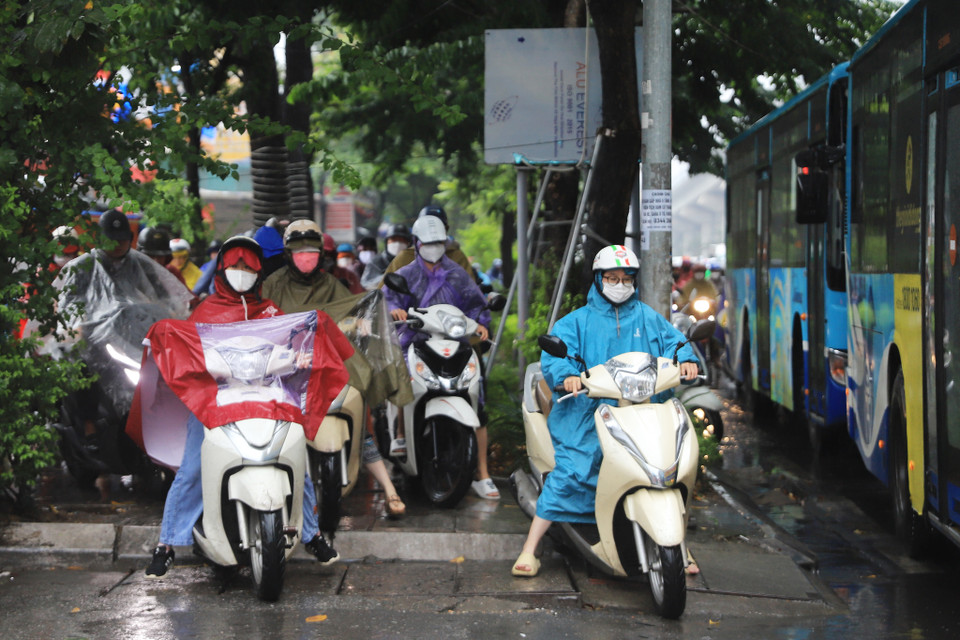  Nhiều xe máy chen lấn nhau trên vỉa hè để di chuyển khiến giao thông càng trờ lên náo loạn hơn. (Ảnh: Hoài Nam/Vietnam+)