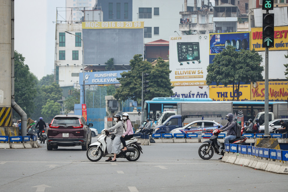 Xe máy vì không ‘vượt kịp’ đèn đỏ nên đành dừng lại giữa làn xe đang di chuyển, ảnh hưởng đến những phương tiện khác. (Ảnh: Hoài Nam/Vietnam+)