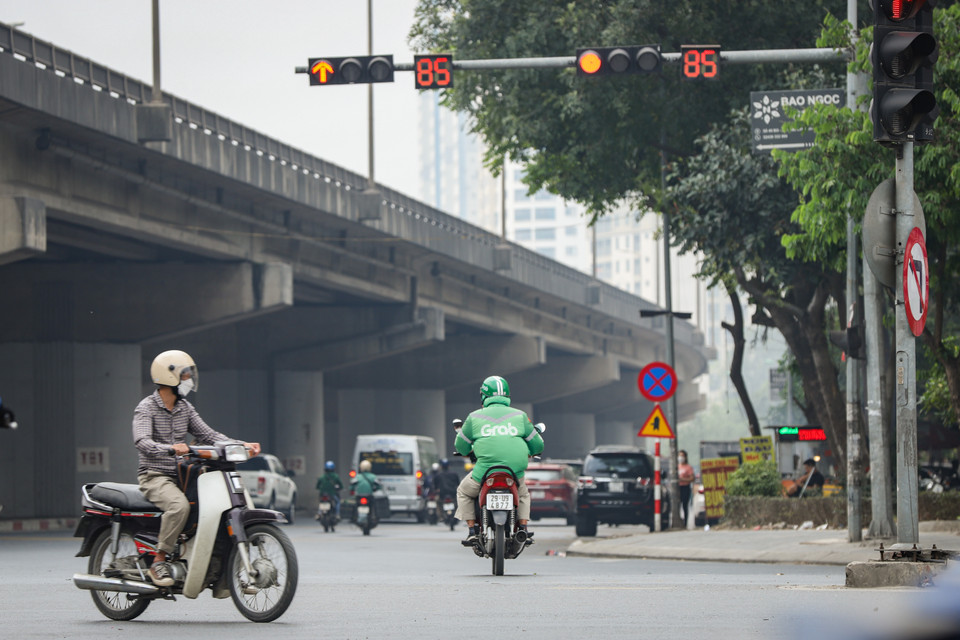 Không quá khó để bắt gặp tình trạng xe ôm công nghệ chở khách đi sai làn, lạng lách, vượt đèn đỏ. (Ảnh: Hoài Nam/Vietnam+)