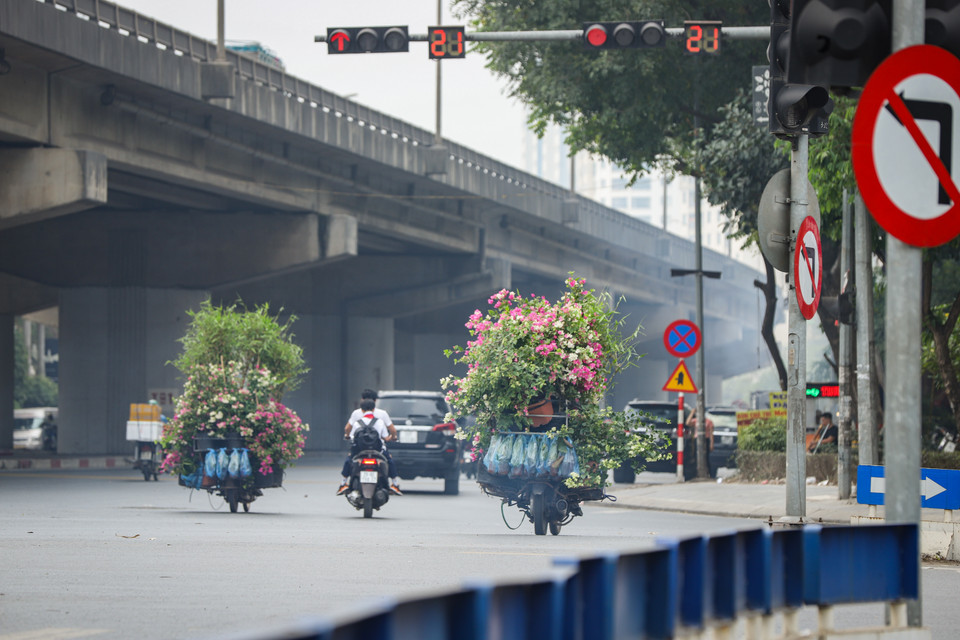 Một số bộ phận người dân cho rằng vượt đèn đỏ vài giây, hay đi ngược chiều vài mét cũng chẳng sao. (Ảnh: Hoài Nam/Vietnam+)