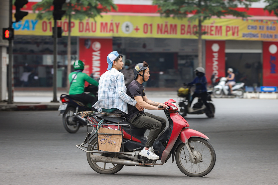 Để tránh những tai nạn giao thông đáng tiếc như chiều 5/4 tại ngã tư Xuân La-Võ Chí Công (Hà Nội), người tham gia giao thông cần có ý thức, trách nhiệm để bảo vệ an toàn cho chính mình và người đi đường. (Ảnh: Hoài Nam/Vietnam+)