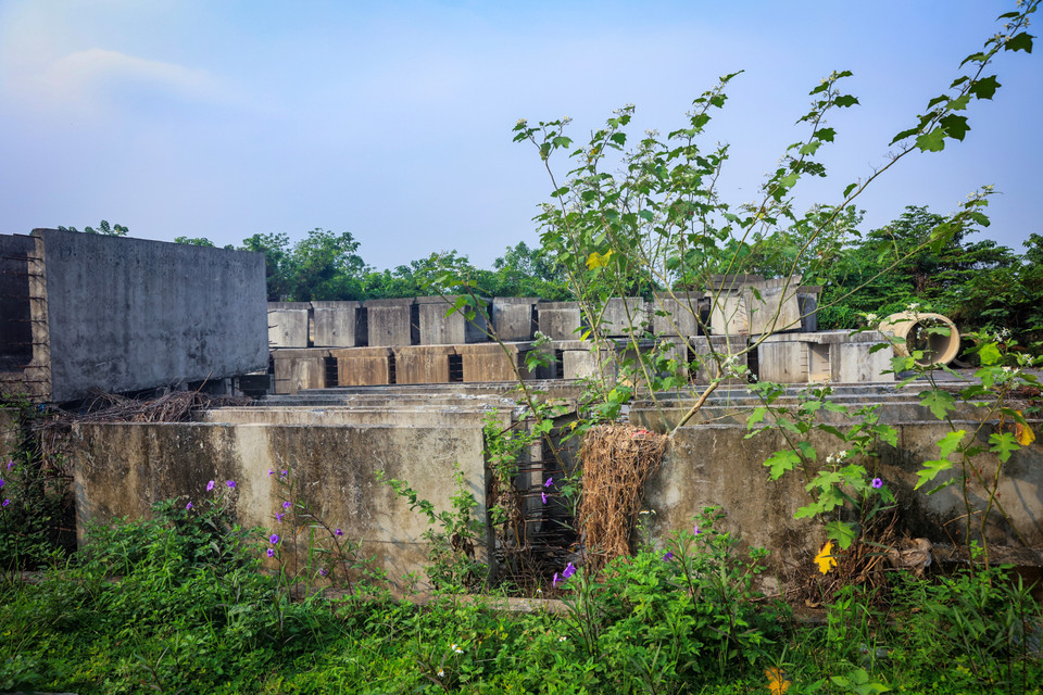 Một khối lượng lớn vật liệu xây dựng bị bỏ ngổn ngang trên đường. (Ảnh: Hoài Nam/Vietnam+)