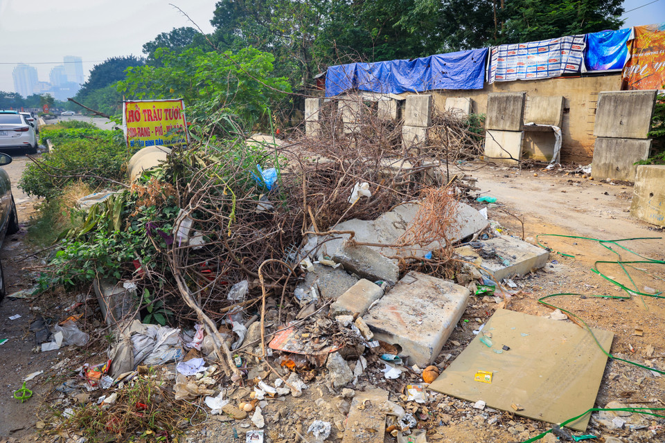 Một số điểm đã trở thành nơi tập kết rác thải. (Ảnh: Hoài Nam/Vietnam+)