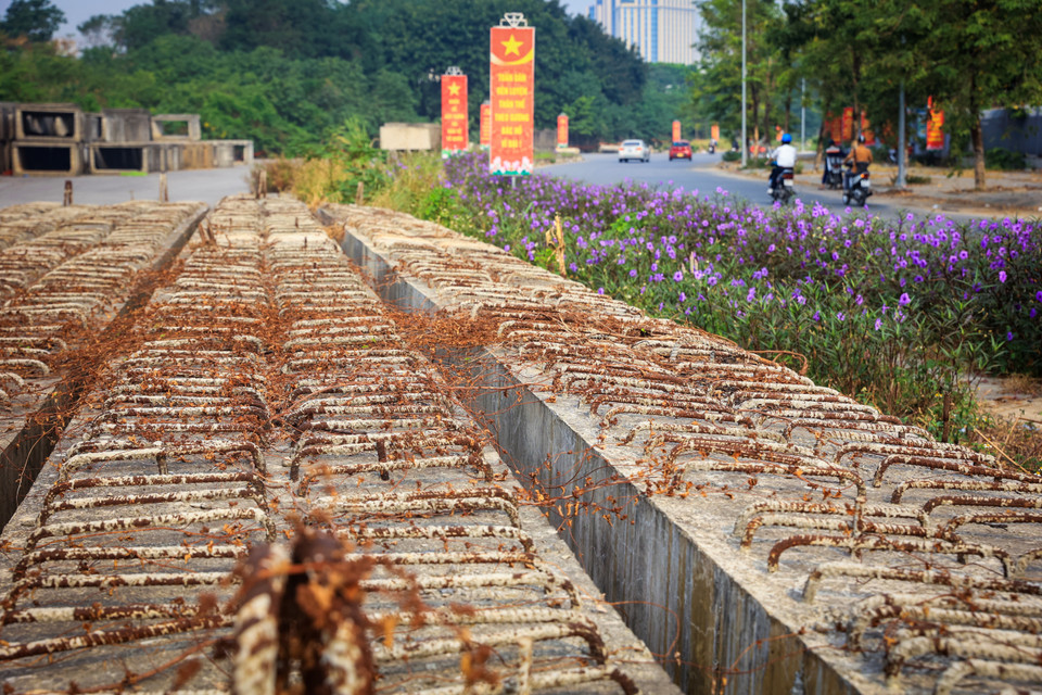 Theo ghi nhận, sau 4 năm thi công một số đoạn của tuyến đường Vũ Quỳnh đã hoàn thành 1 phần đường và cho phép người dân lưu thông, bên cạnh đó là các đoạn đường chưa được hoàn thiện được rào chắn sơ sài, ngổn ngang rác thải và vật liệu xây dựng. (Ảnh: Hoài Nam/Vietnam+)