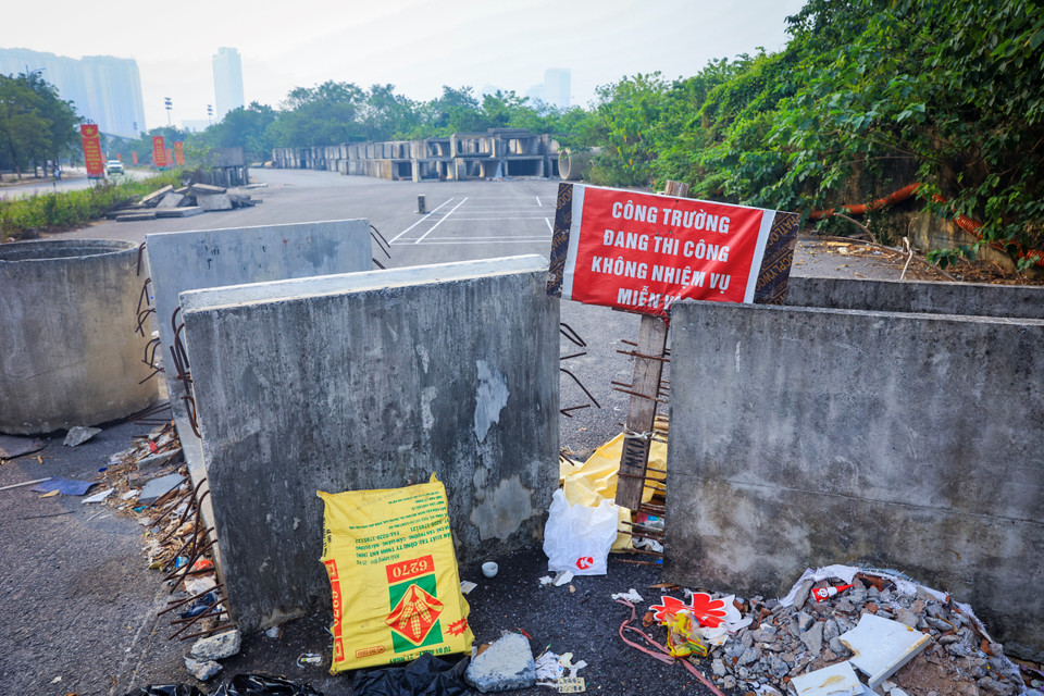 Công trường thi công dang dở được rào chắn tạm bợ, ngổn ngang rác thải và hoang vắng. (Ảnh: Hoài Nam/Vietnam+)