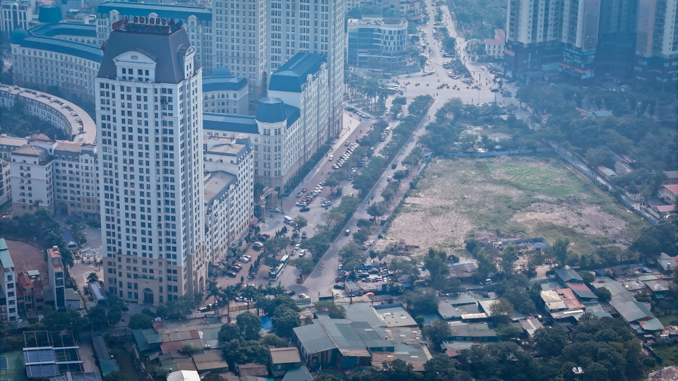 Đường Vũ Quỳnh kéo dài đi qua 3 phường Phú Đô, Mỹ Đình 1 và Mỹ Đình 2. Đây là tuyến đường quan trọng kết nối với các trục chính như đường Mễ Trì và tuyến từ Mễ Trì đi Đỗ Đức Dục của quận Nam Từ Liêm. (Ảnh: Hoài Nam/Vietnam+)