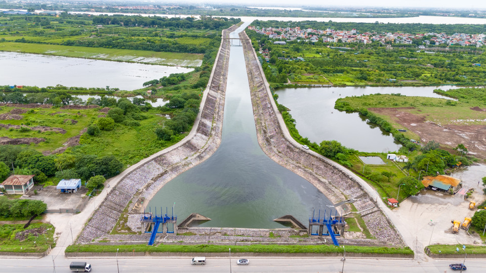 Dự án này được chia làm 2 giai đoạn. Trước đó, giai đoạn I đã hoàn thiện vào năm 2005, giải quyết tình trạng úng ngập với lượng mưa 172mm/2 ngày. (Ảnh: Hoài Nam/Vietnam+)