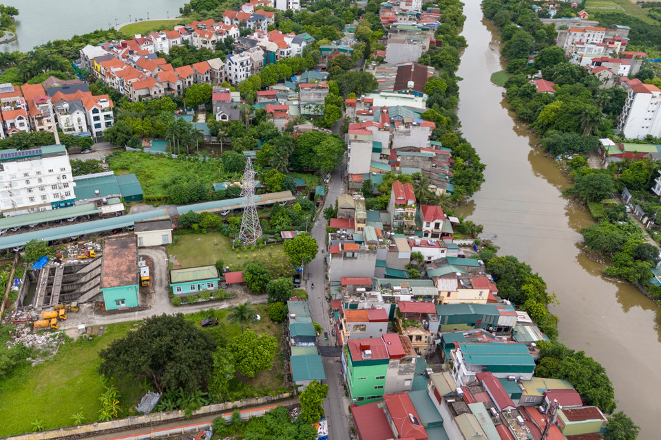 Khu vực phía Tây Hà Nội đang có 3 trạm bơm tiêu úng là Cổ Nhuế, Đồng Bông 1, Đồng Bông 2, bơm nước ngập ra sông Nhuệ. Hệ thống thu gom nước mưa khi đến trạm bơm là chảy vào hệ thống bể ngầm, sau đó được bơm đi. (Ảnh: Hoài Nam/Vietnam+)
