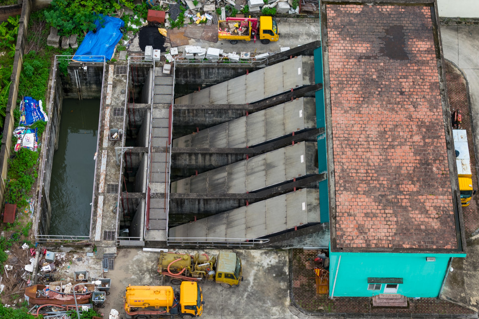 Với 4 tổ máy, công suất 12m3 nước/giây, trạm bơm Cổ Nhuế (phường Cổ Nhuế, quận Nam Từ Liêm) có nhiệm vụ thu nước mưa cho một phần quận Tây Hồ, Cầu Giấy, quận Bắc Từ Liêm để bơm ra sông. (Ảnh: Hoài Nam/Vietnam+)