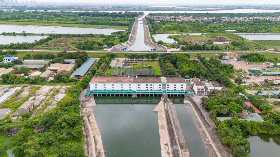 Trạm bơm Yên Sở (Hoàng Mai, Hà Nội) nằm ở phía Nam Thủ đô. Đây là công trình tiêu thoát nước có vai trò quan trọng trong việc giải quyết tình trạng úng ngập khu vực nội thành khi có mưa bão xảy ra. Công trình đã được đưa vào sử dụng từ năm 2010. (Ảnh: Hoài Nam/Vietnam+)