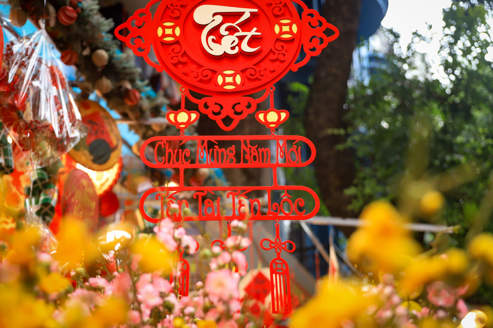 Cũng theo các tiểu thương tại đây cho hay, năm nay rất nhiều mặt hàng có mẫu mã đẹp, giá cả cũng không tăng so với năm trước. (Ảnh: Hoài Nam/Vietnam+)