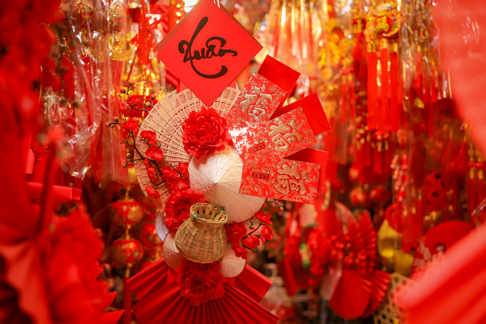 Các sản phẩm thủ công vẫn được nhiều người ưa chuộng, một sản phẩm có giá khoảng 200 nghìn đồng. (Ảnh: Hoài Nam/Vietnam+)