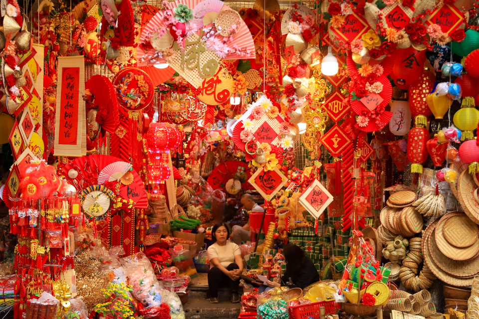 Con phố rực đỏ bởi những bao lì xì, câu đối đỏ, đèn lồng,… tạo nên bầu không khí nhộn nhịp của Tết đến Xuân về. (Ảnh: Hoài Nam/Vietnam+)