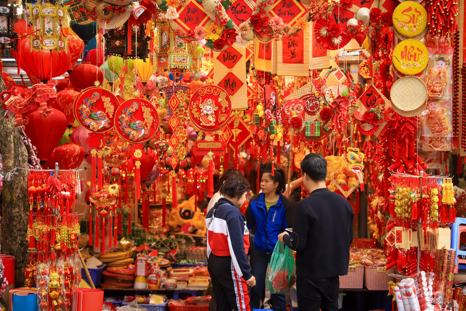 Phố Hàng Mã những ngày này luôn nhộn nhịp người mua kẻ bán, với nhiều loại mặt hàng đa dạng khác nhau. (Ảnh: Hoài Nam/Vietnam+)