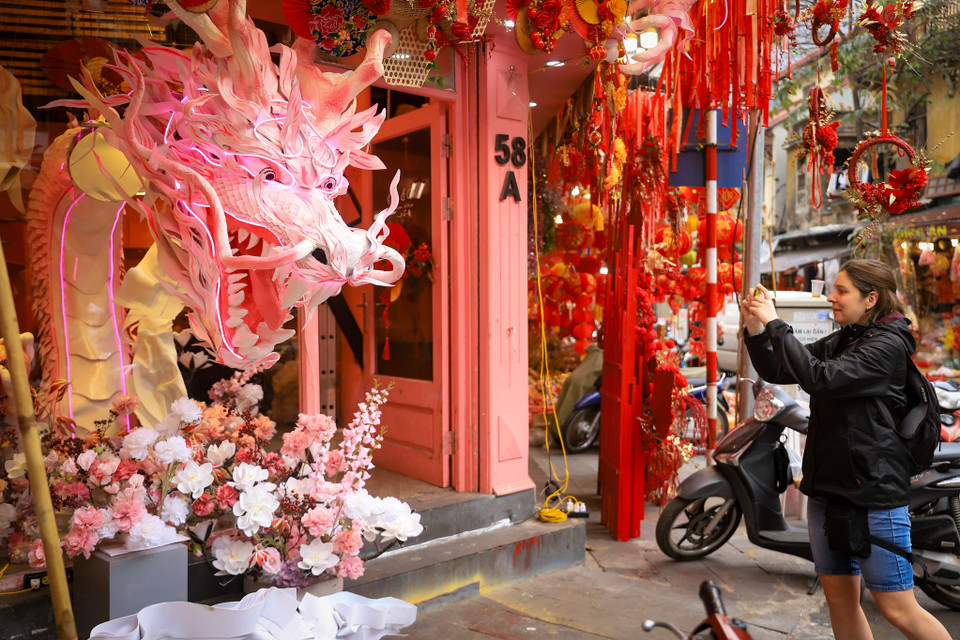 Một cửa hàng khác với con rồng màu hồng trước cửa rất thu hút khách du lịch đến tham quan và mua sắm. (Ảnh: Hoài Nam/Vietnam+)