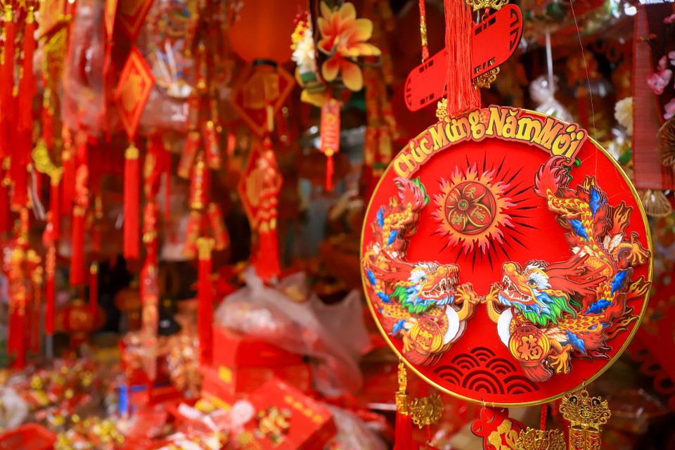 Bên cạnh những món đồ truyền thống như câu đối đỏ, đèn lồng, mô hình bánh chưng xanh hay phong bao lì xì, dễ nhận thấy các sản phẩm mới với biểu tượng linh vật Rồng của năm 2024. (Ảnh: Hoài Nam/Vietnam+)