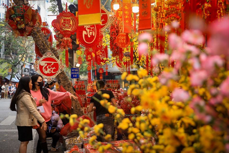 Nhiều người đã lựa chọn đi mua sắm sớm để tránh đông đúc dịp cận Tết và có thể lựa chọn được những mẫu đồ trang trí đẹp. (Ảnh: Hoài Nam/Vietnam+)