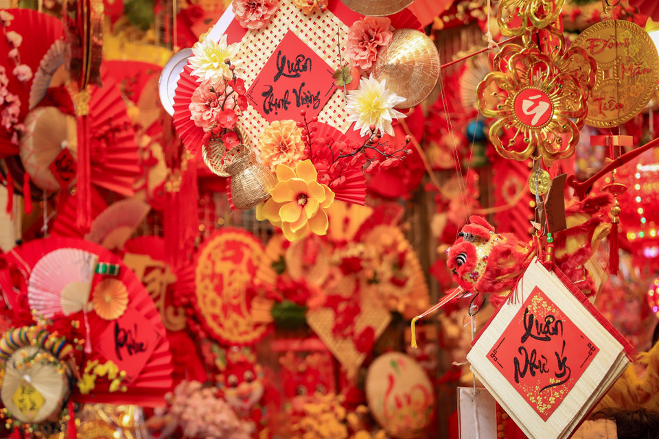 Sắc đỏ rực rỡ khiến nhiều người dân và du khách đến phố Hàng Mã những ngày này cảm nhận rõ không khí Tết Nguyên đán đã gần kề. (Ảnh: Hoài Nam/Vietnam+)